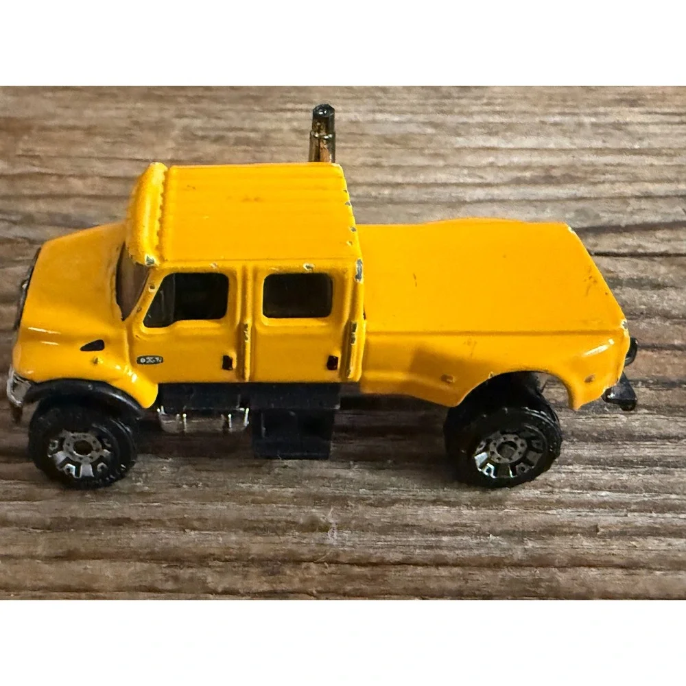 Y2K 2005 Matchbox International CXT Pickup Truck Yellow Diecast Toy Vehicle